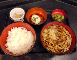 「めん処 つるや」で「朝納豆定食(400円)」