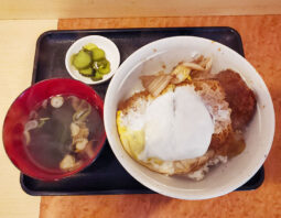 「みはち」で「カツ丼(500円)」[上野]
