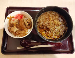 [つきじ亭]ミニ牛丼かけそば(760円)[羽田空港第2ターミナル]]