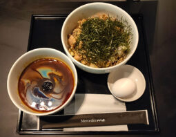 [ザ・港屋ラウンジ]冷たい肉そば[スモール](750円)[羽田空港第2ターミナル]